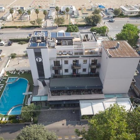Ferretti Beach Hotel Римини Екстериор снимка