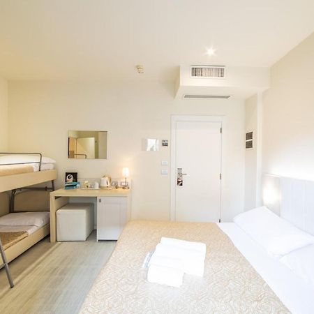Ferretti Beach Hotel Римини Екстериор снимка