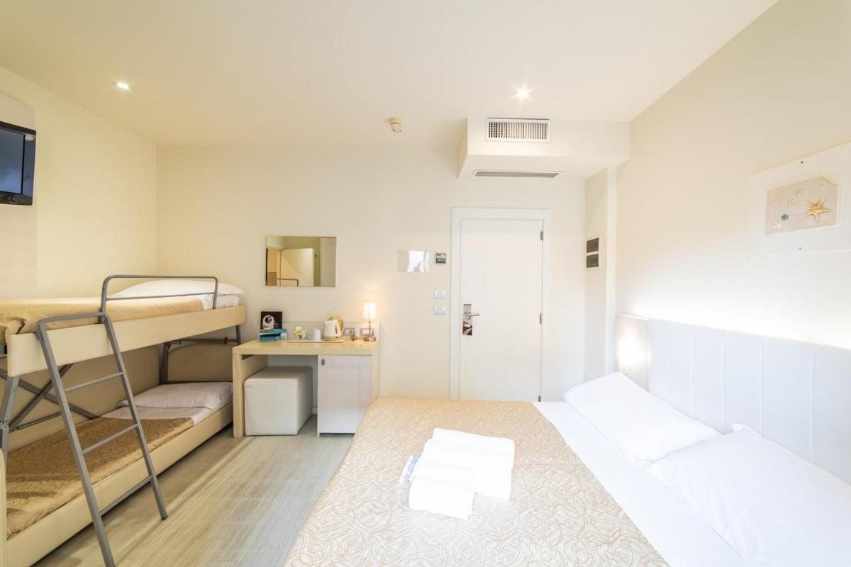 Ferretti Beach Hotel Римини Екстериор снимка