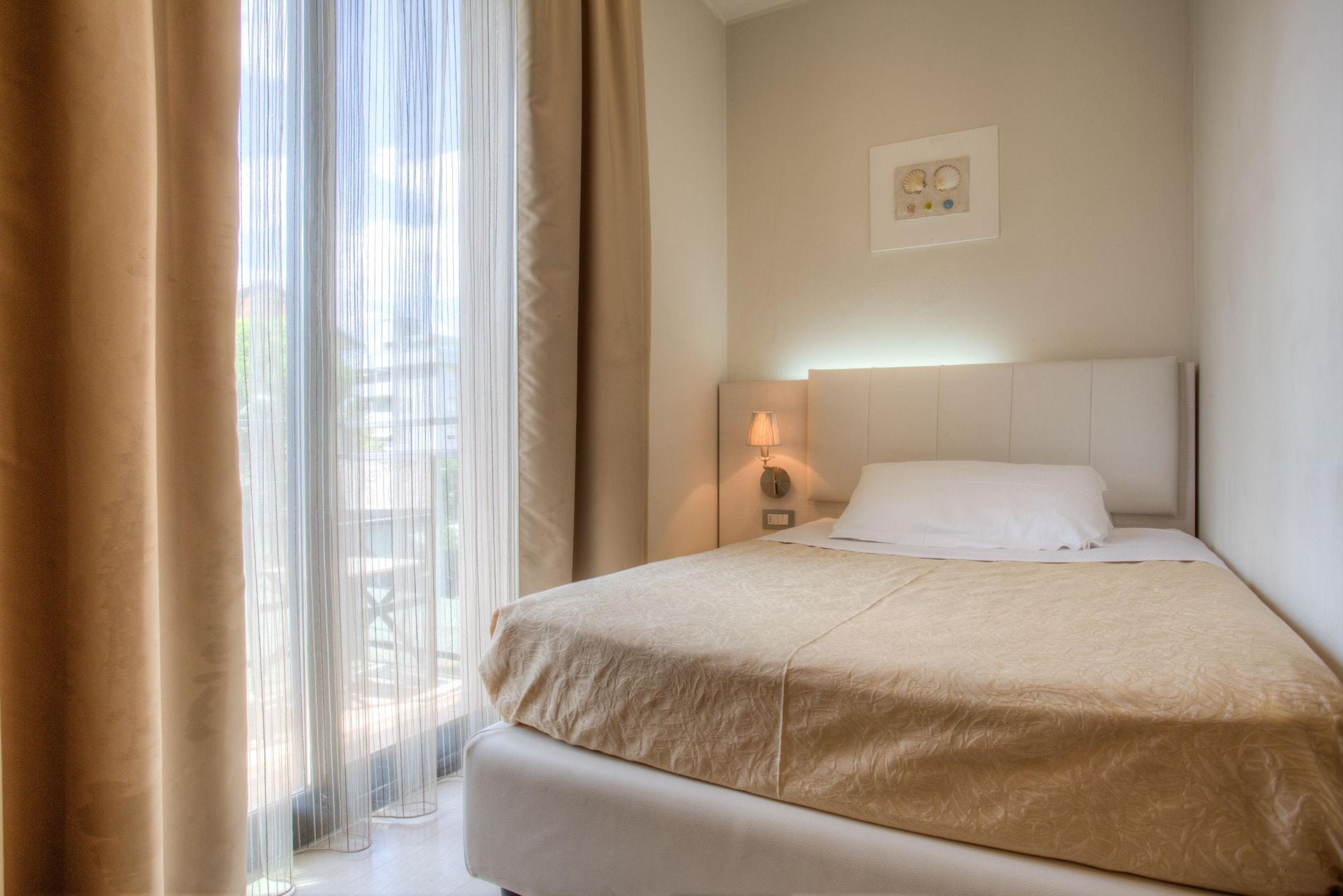 Ferretti Beach Hotel Римини Екстериор снимка