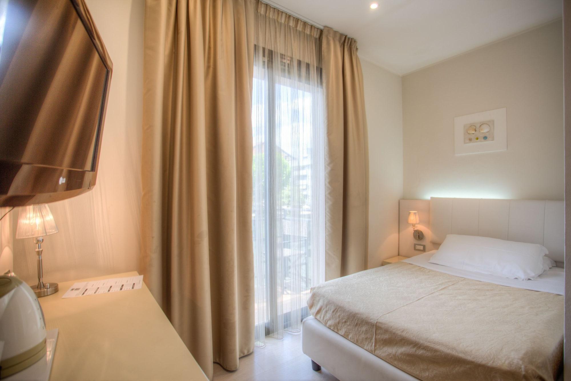 Ferretti Beach Hotel Римини Екстериор снимка