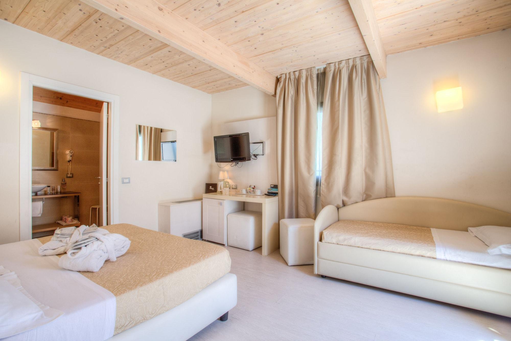 Ferretti Beach Hotel Римини Екстериор снимка