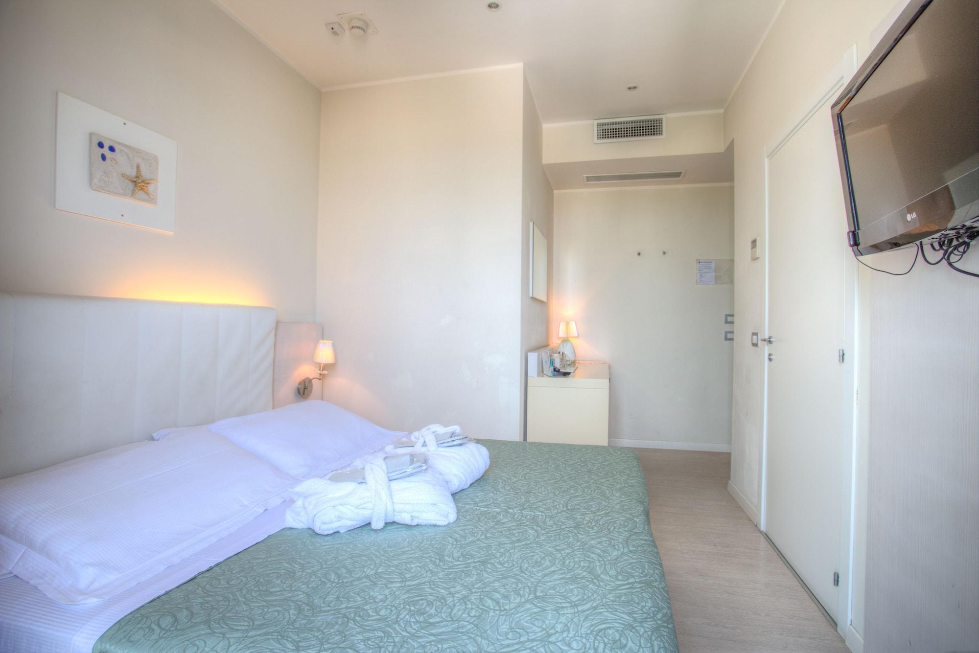 Ferretti Beach Hotel Римини Екстериор снимка