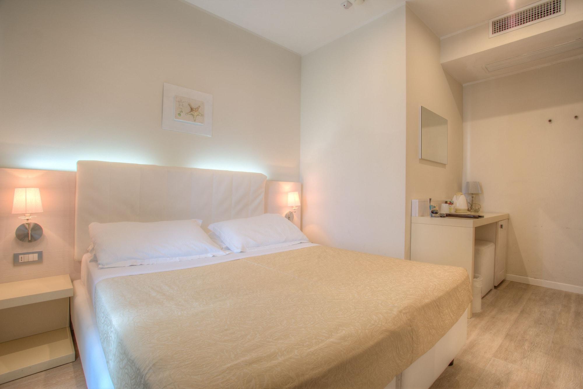 Ferretti Beach Hotel Римини Екстериор снимка
