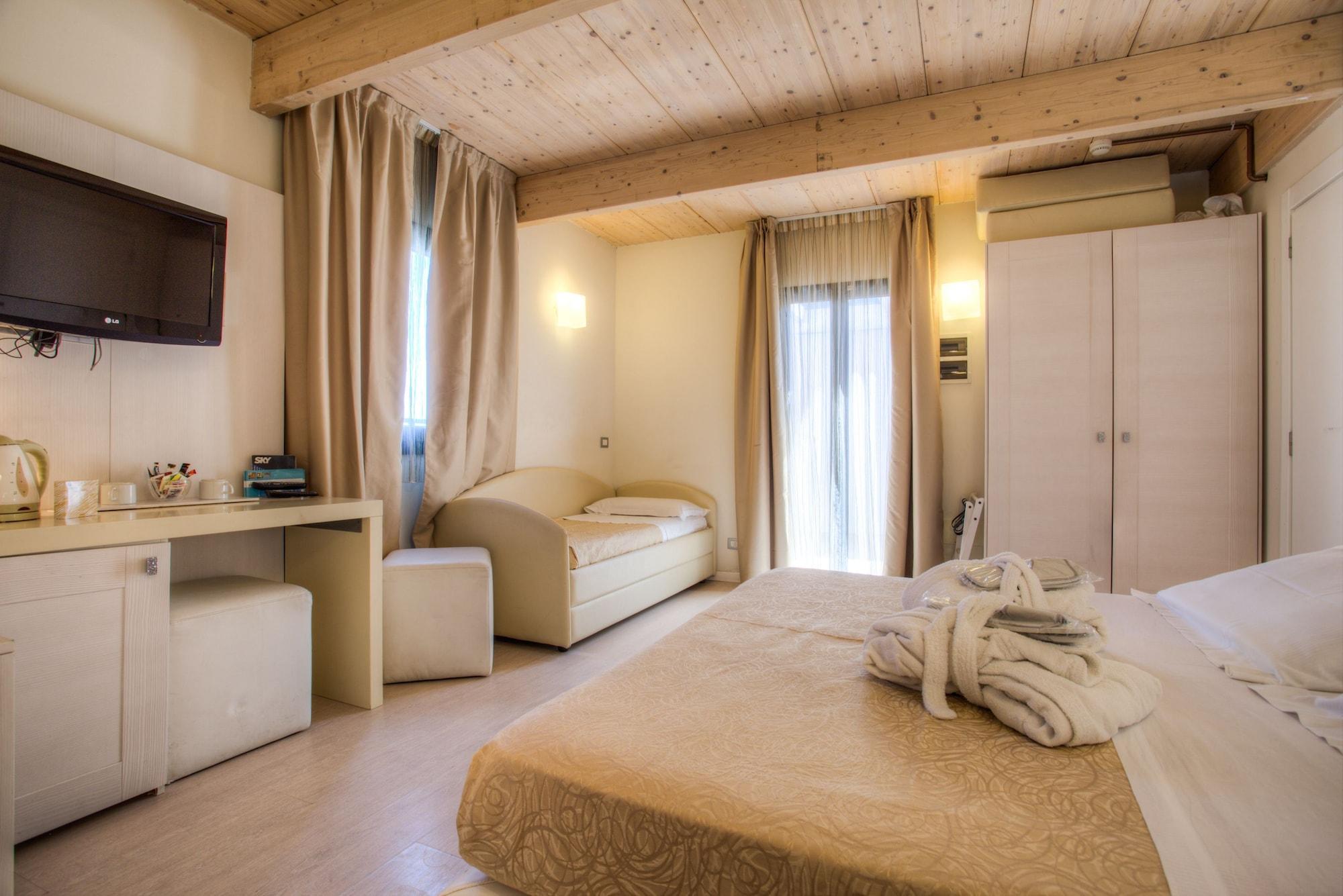 Ferretti Beach Hotel Римини Екстериор снимка