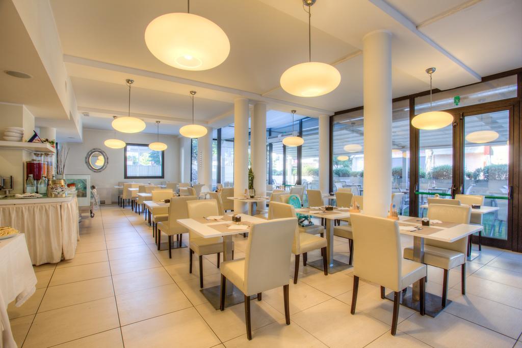 Ferretti Beach Hotel Римини Екстериор снимка