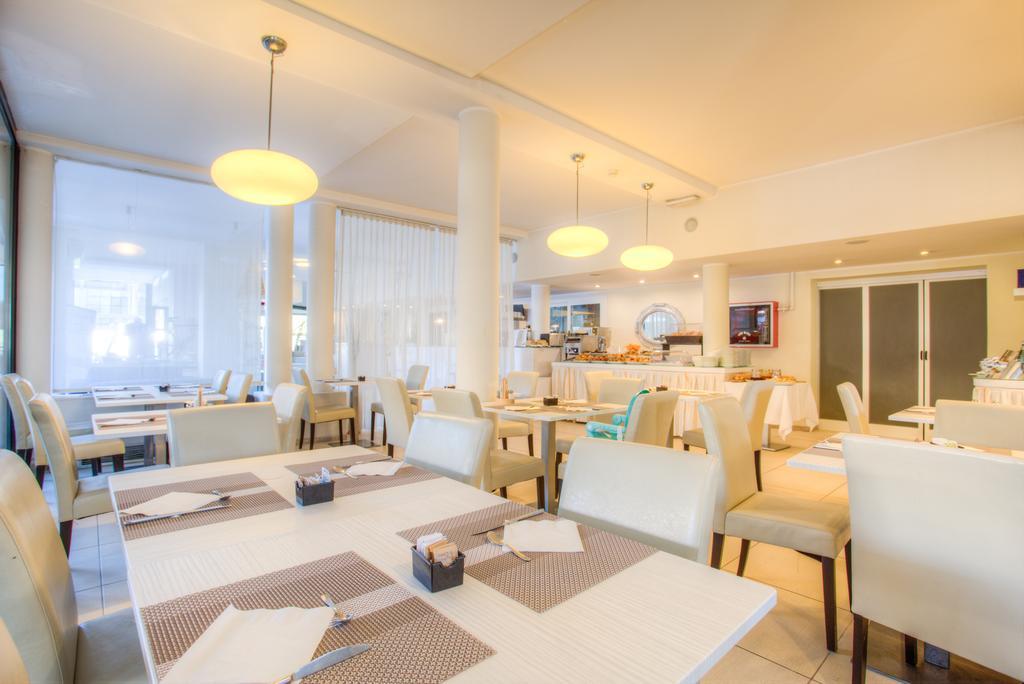 Ferretti Beach Hotel Римини Екстериор снимка