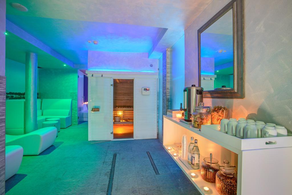 Ferretti Beach Hotel Римини Екстериор снимка