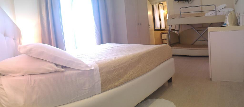 Ferretti Beach Hotel Римини Екстериор снимка