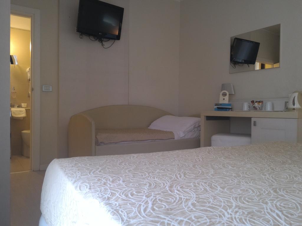 Ferretti Beach Hotel Римини Екстериор снимка