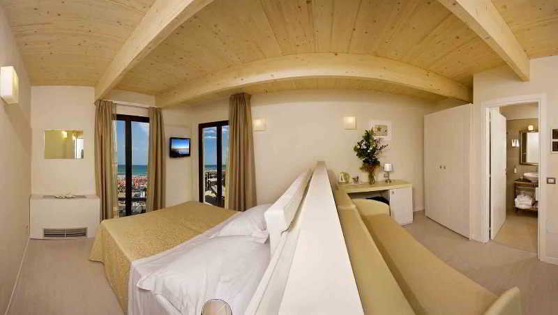 Ferretti Beach Hotel Римини Екстериор снимка