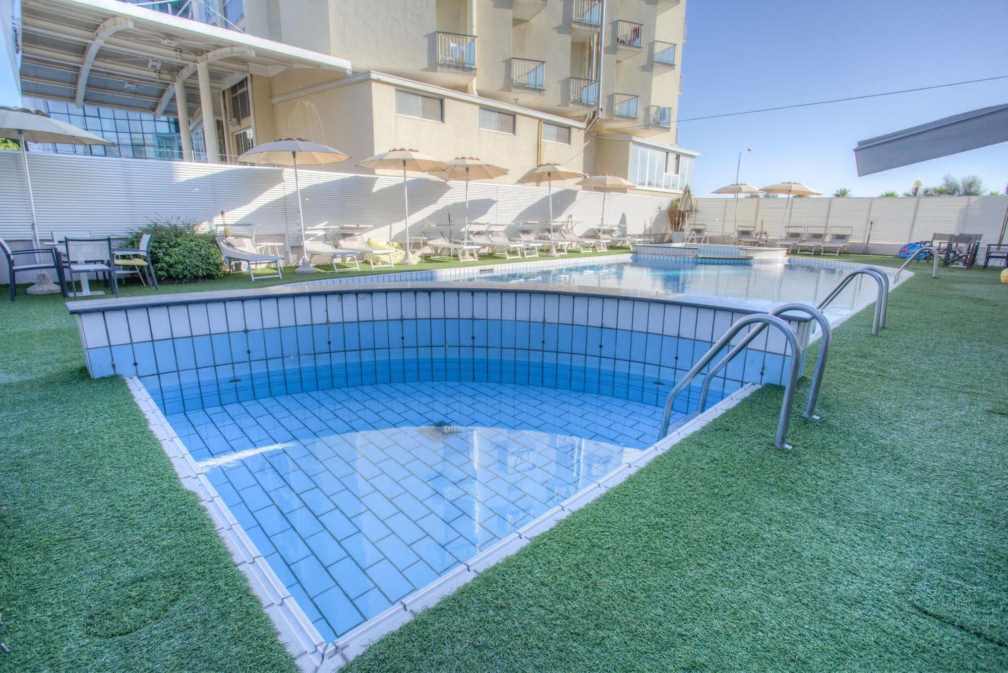 Ferretti Beach Hotel Римини Екстериор снимка