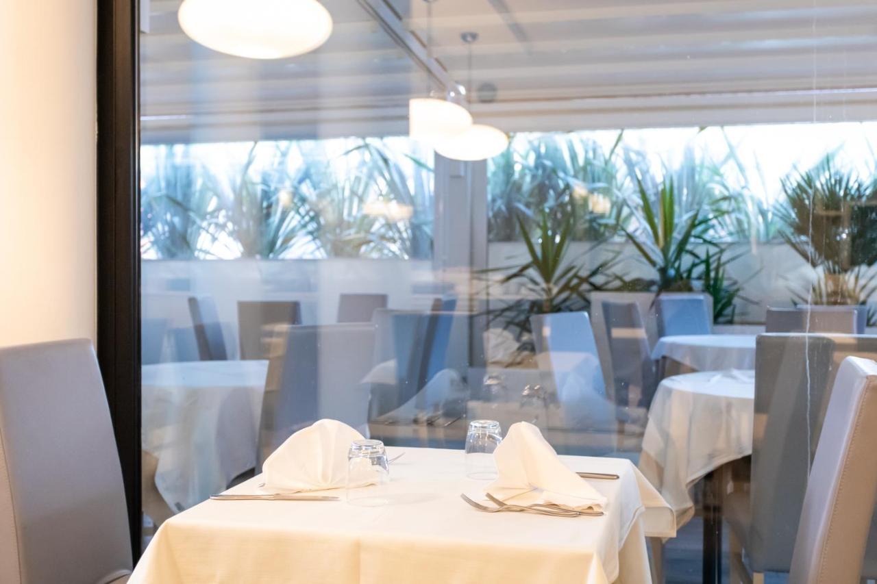 Ferretti Beach Hotel Римини Екстериор снимка