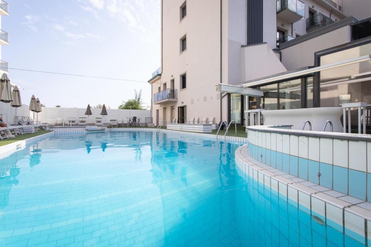 Ferretti Beach Hotel Римини Екстериор снимка
