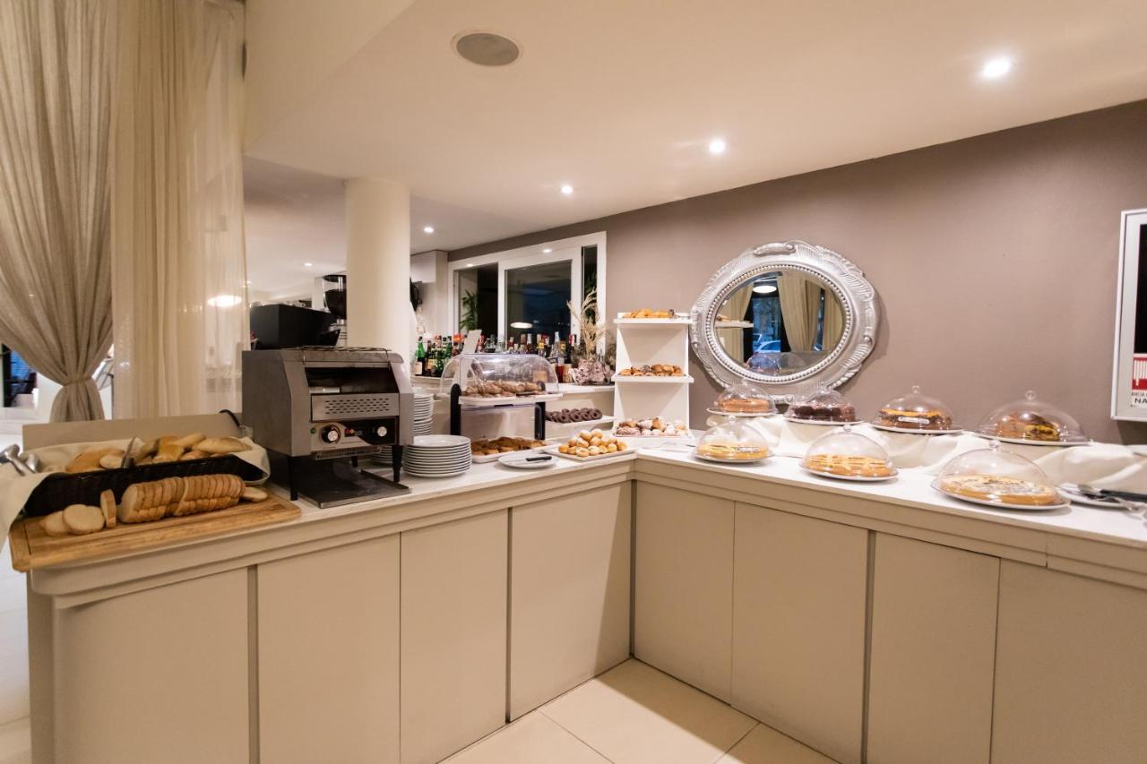 Ferretti Beach Hotel Римини Екстериор снимка
